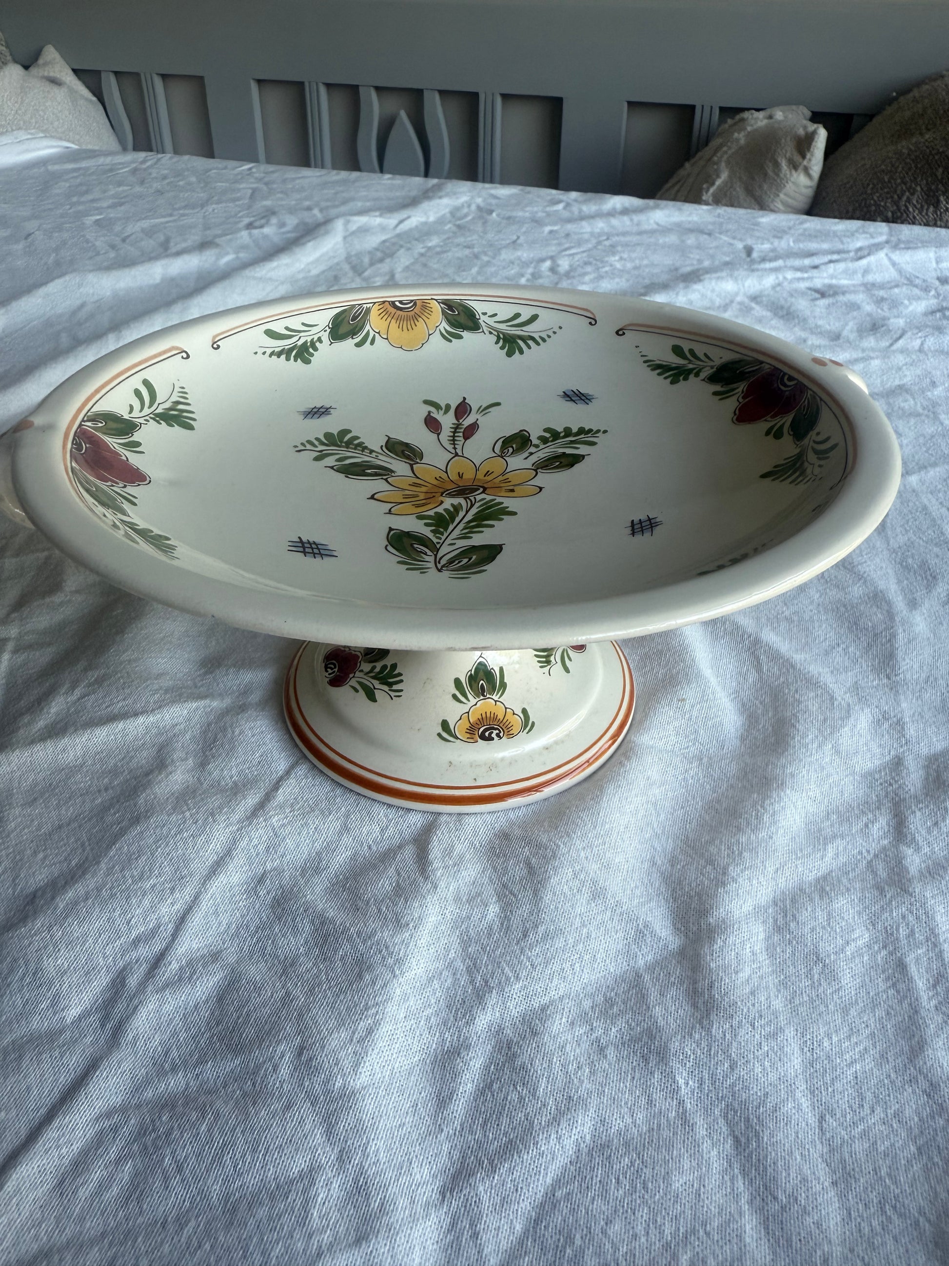 delfst blauwe schaal op voet