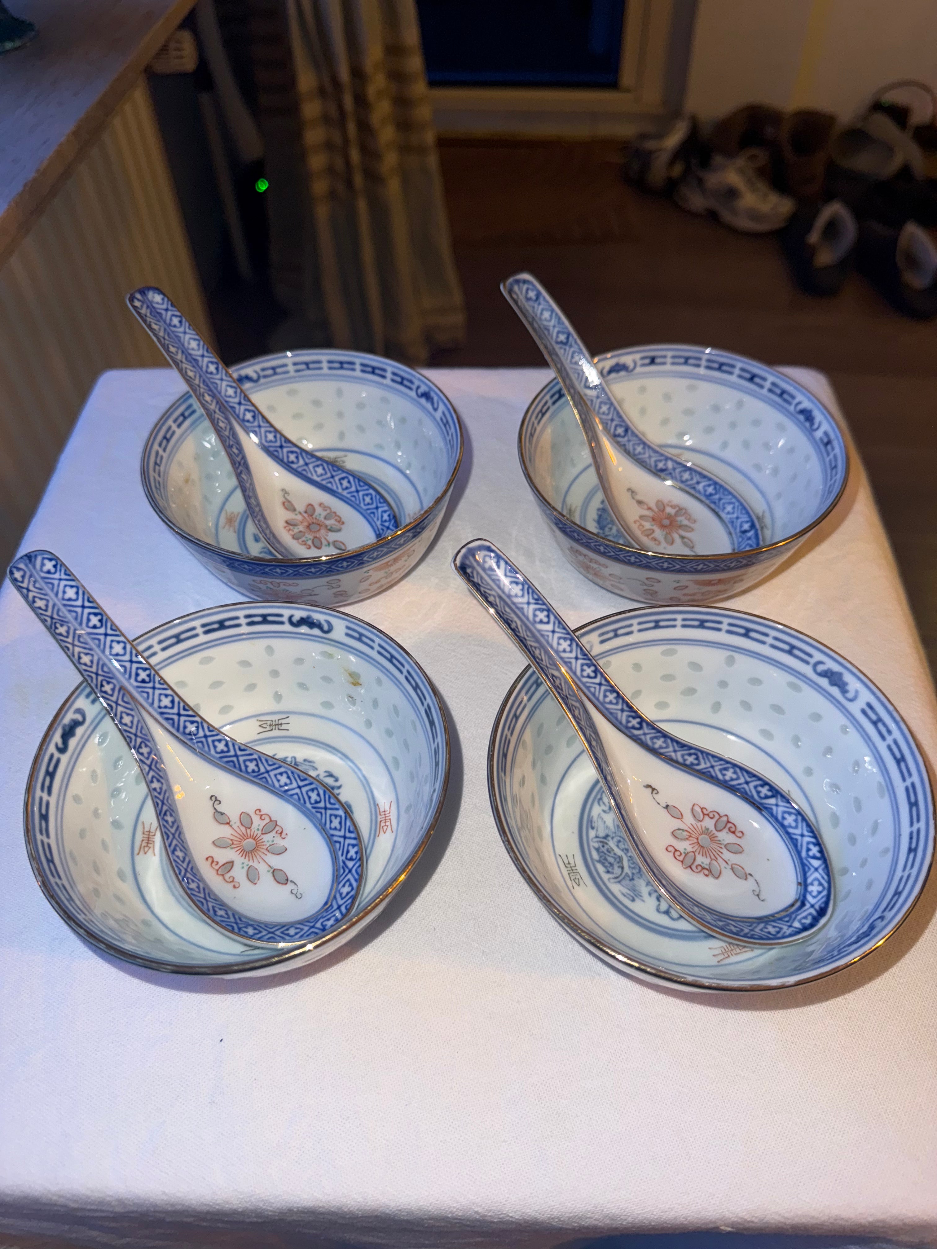 porseleinen soepkommen & lepels  gouden randje en draken (4st)