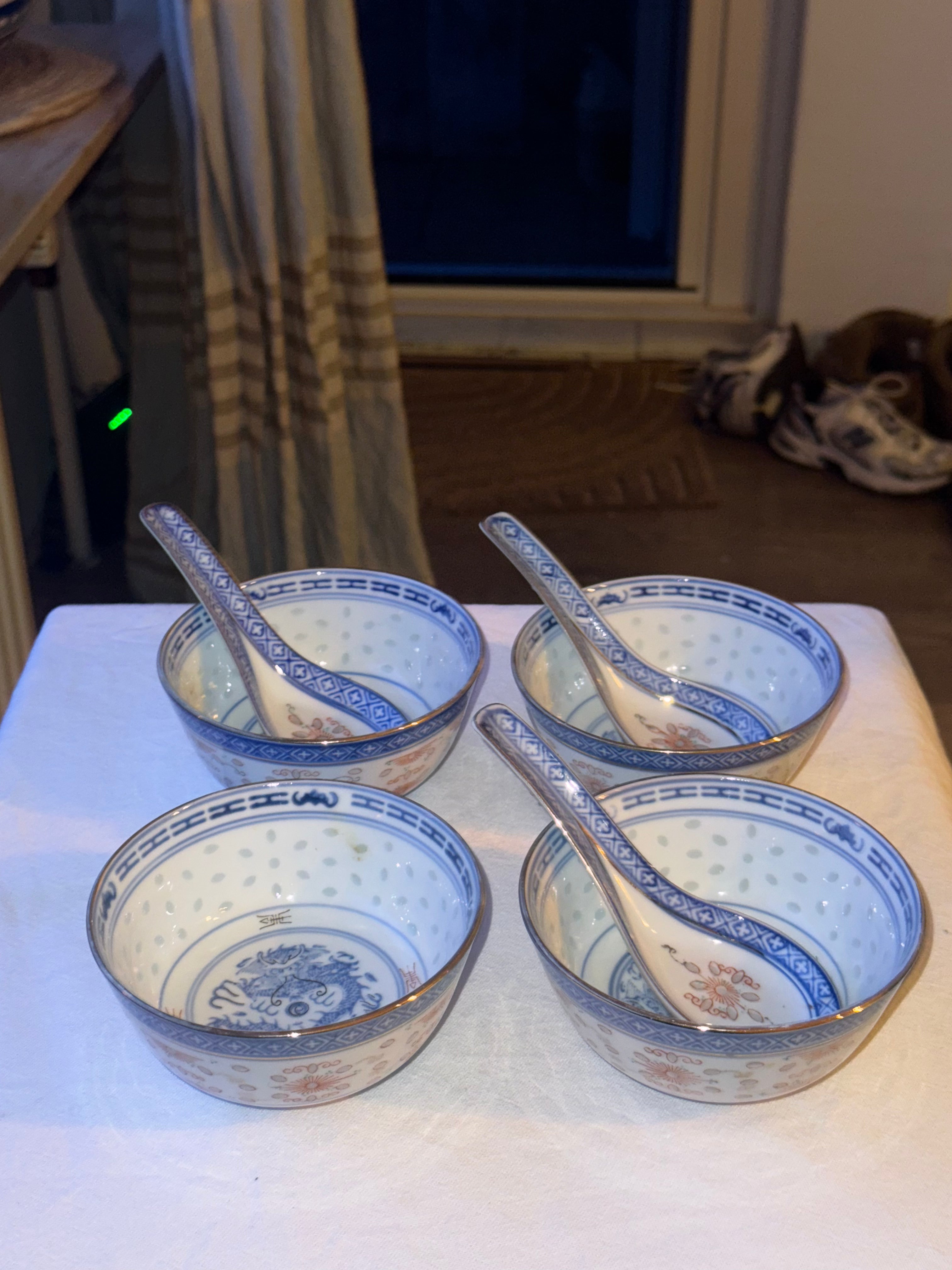porseleinen soepkommen & lepels  gouden randje en draken (4st)