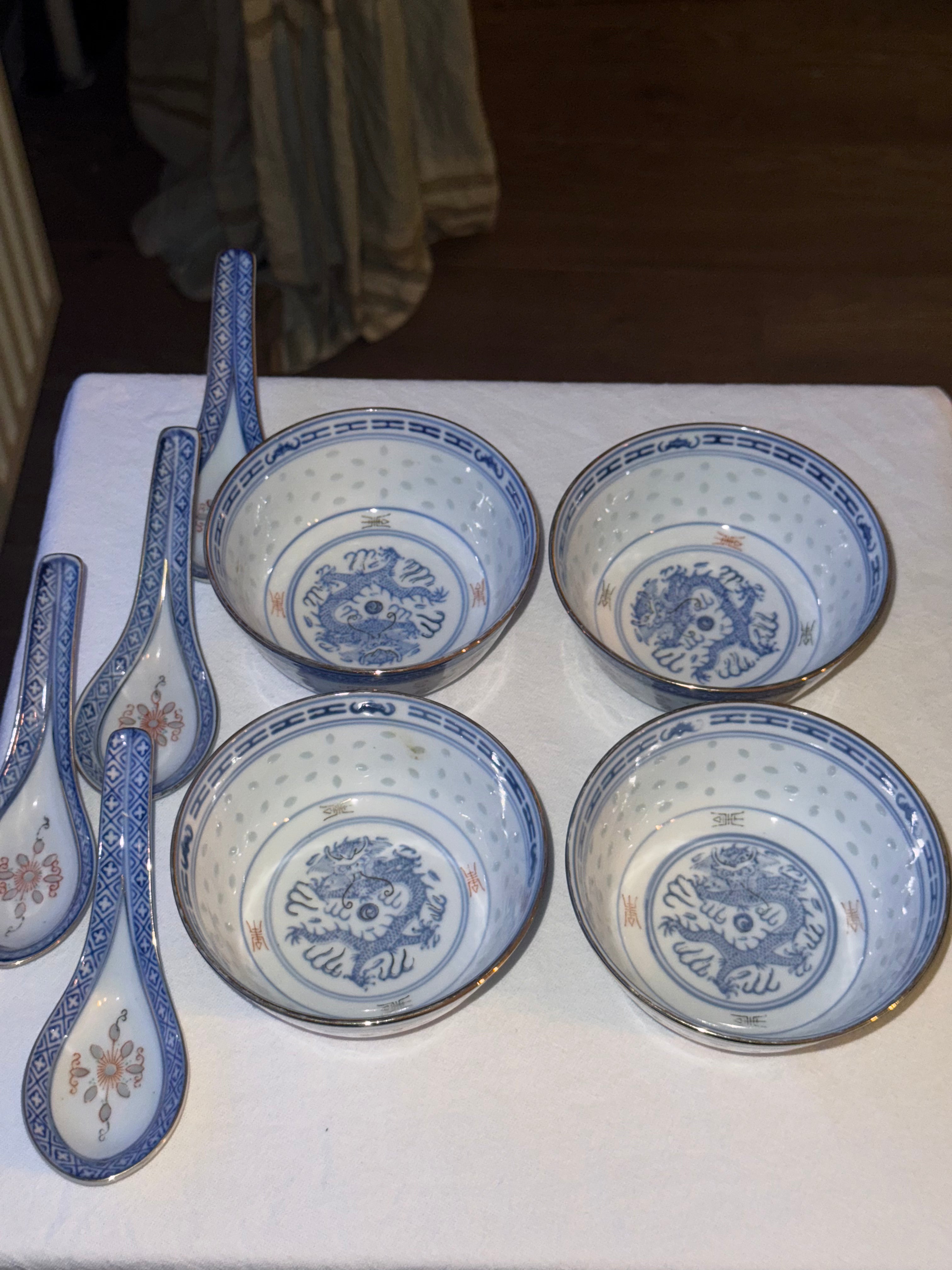 porseleinen soepkommen & lepels  gouden randje en draken (4st)