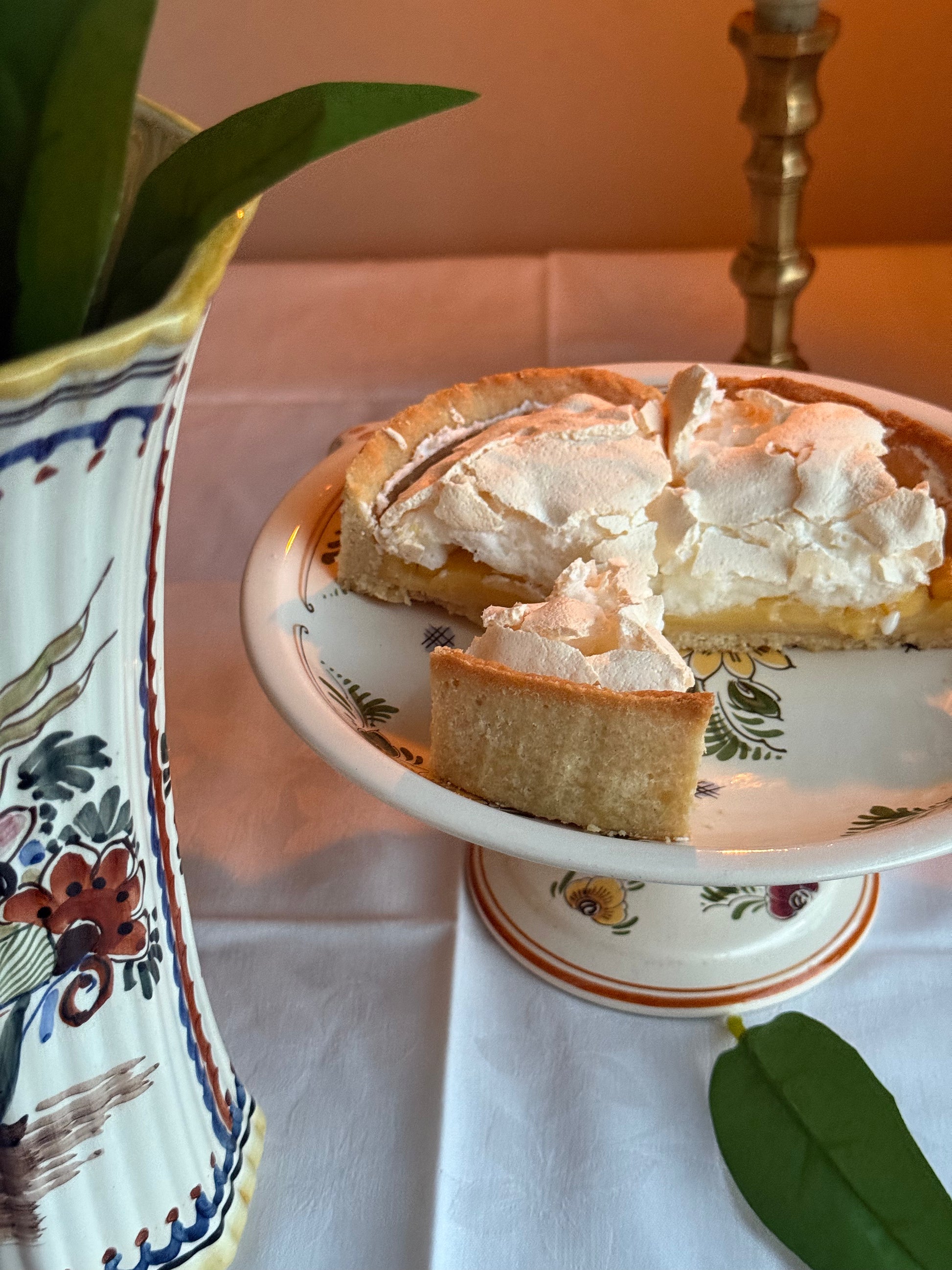 delfst blauwe schaal op voet