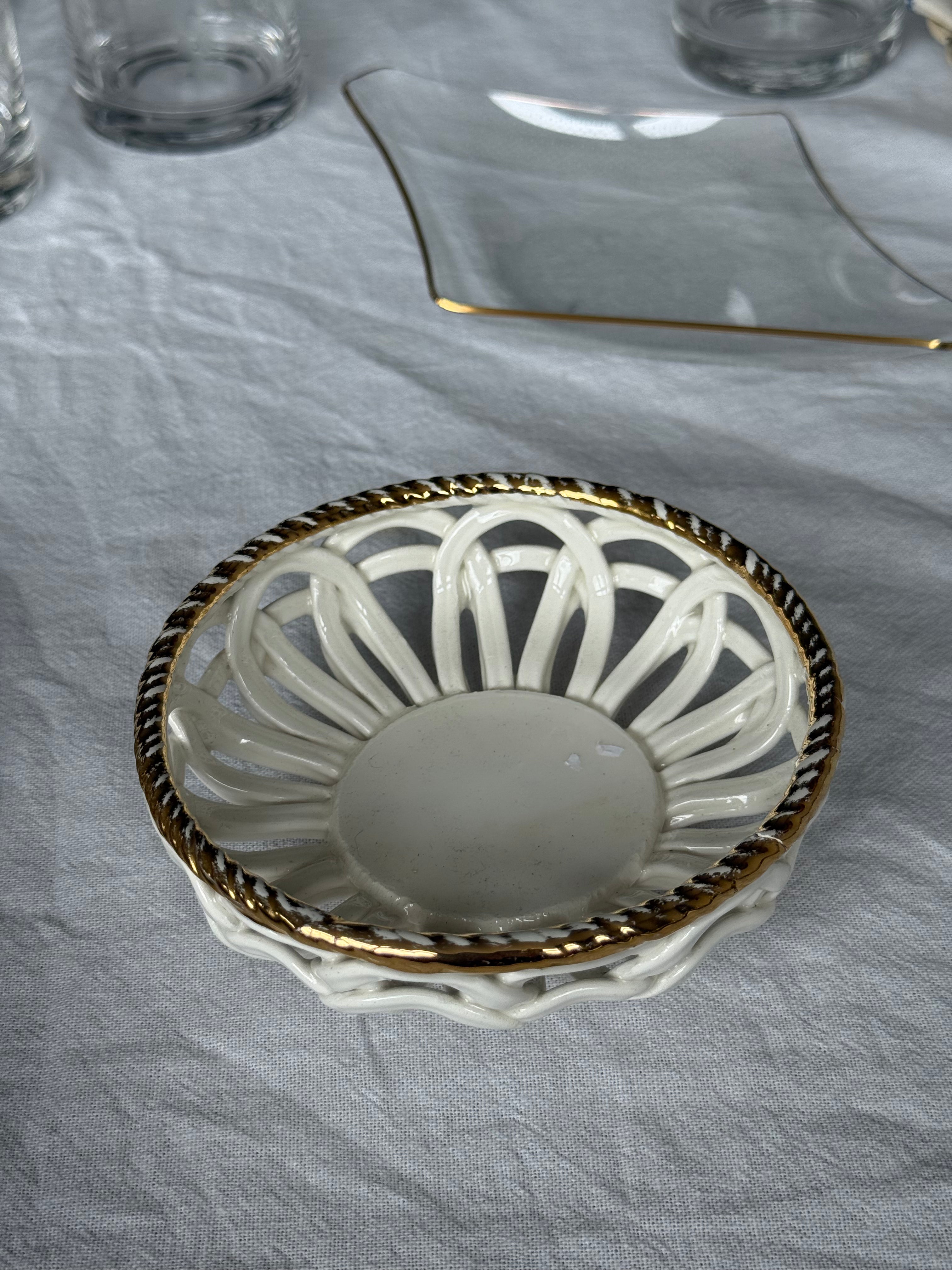 bakje met rozen en beige+goud aardewerk