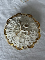 bakje met rozen en beige+goud aardewerk