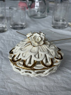 bakje met rozen en beige+goud aardewerk