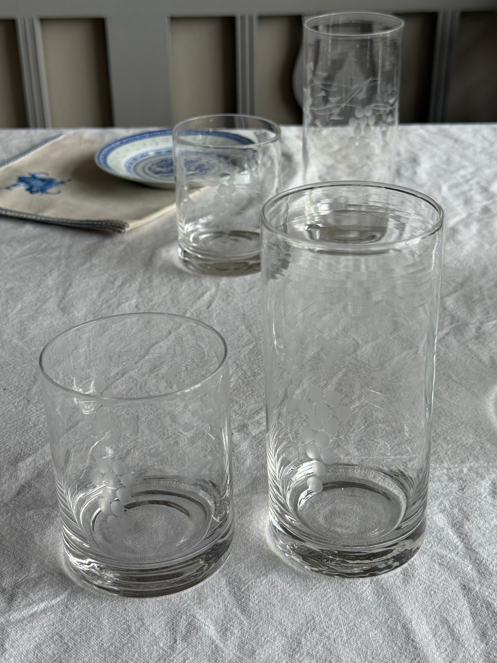 2st. grote  vintage waterglazen gegraveerde druiven werkje