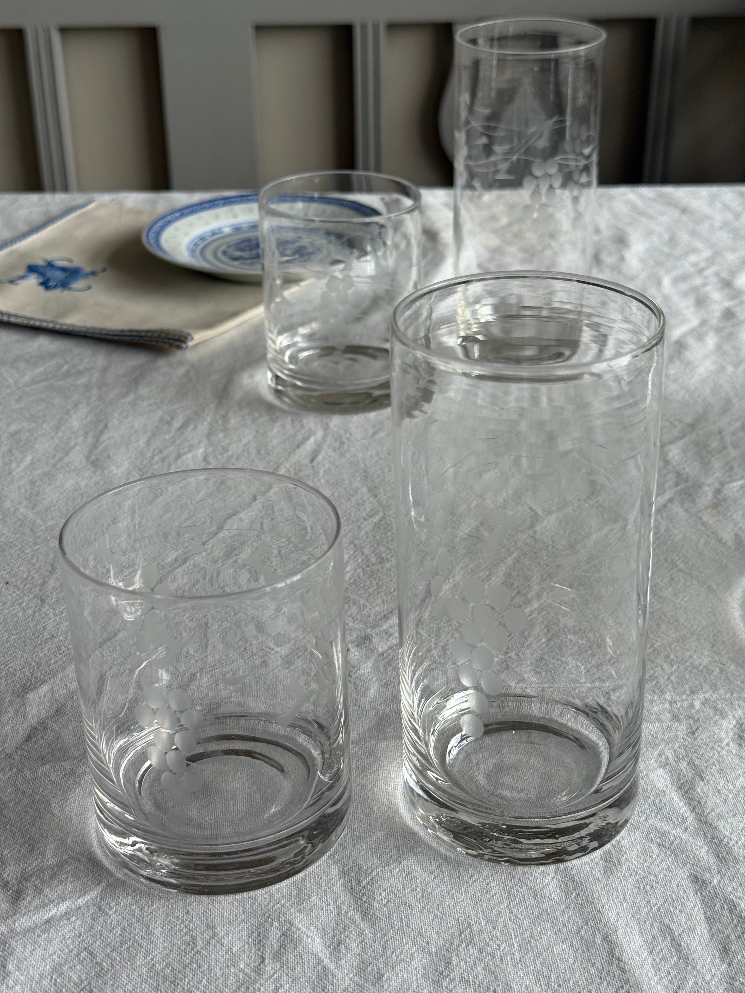 2st. grote  vintage waterglazen gegraveerde druiven werkje