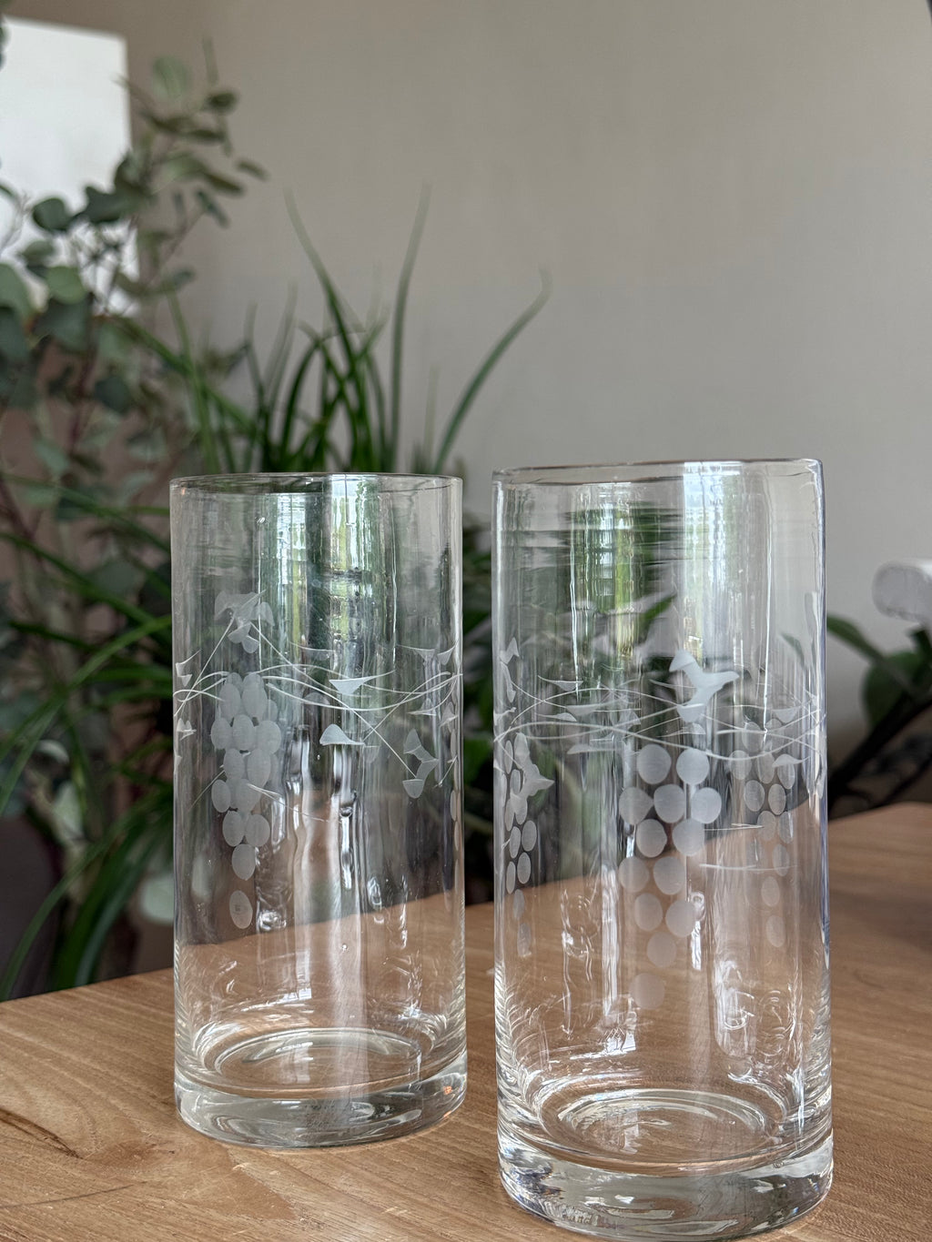 2st. grote  vintage waterglazen gegraveerde druiven werkje