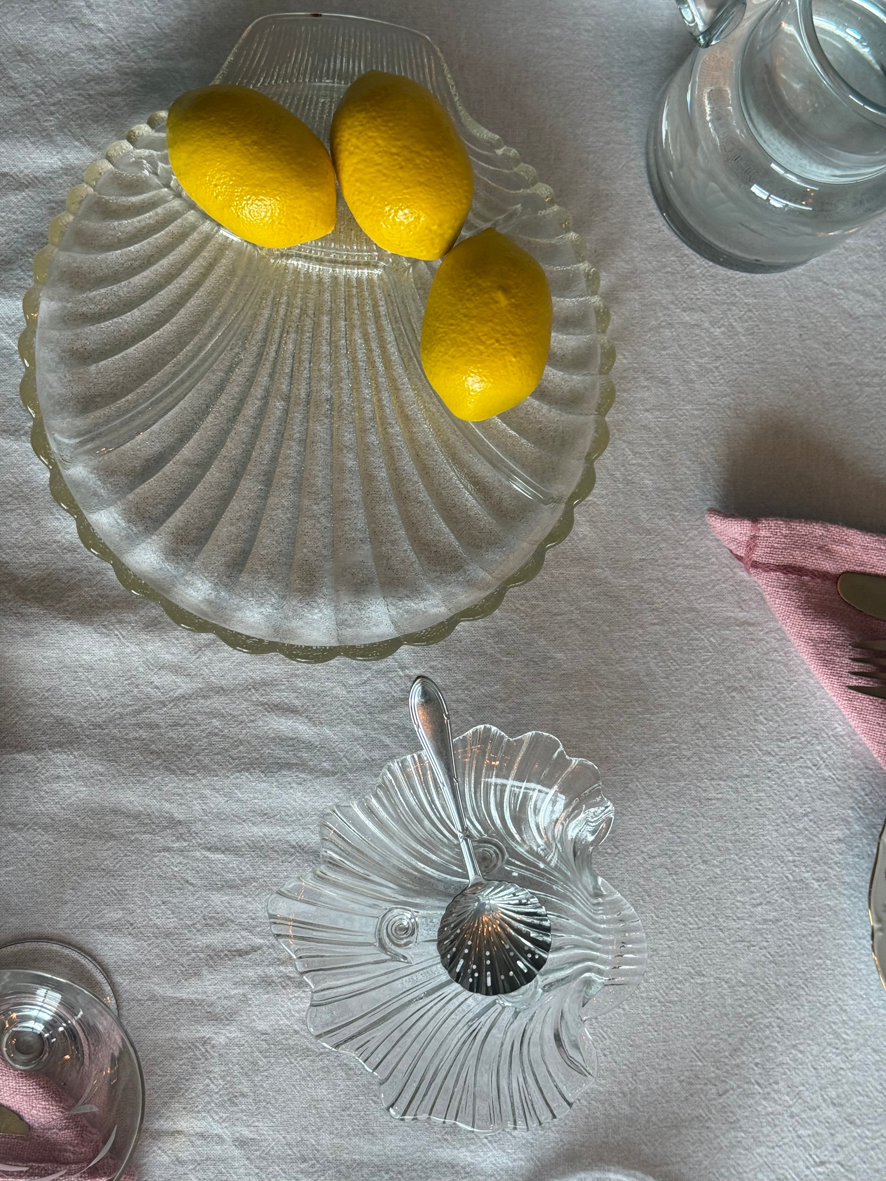 schelpvormige serveer/ snack bord