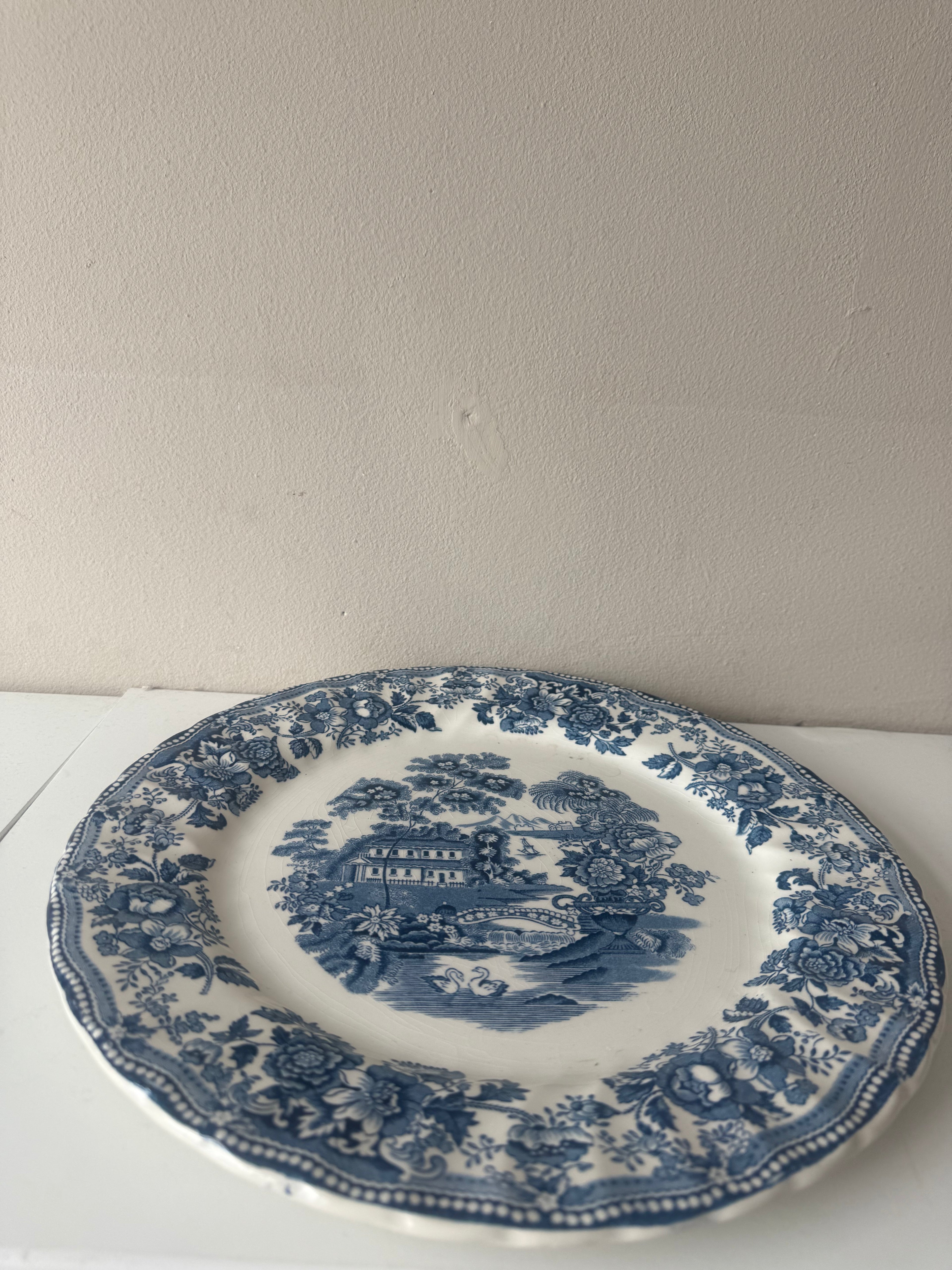 Groot bord Tonquin by Myott. blauw