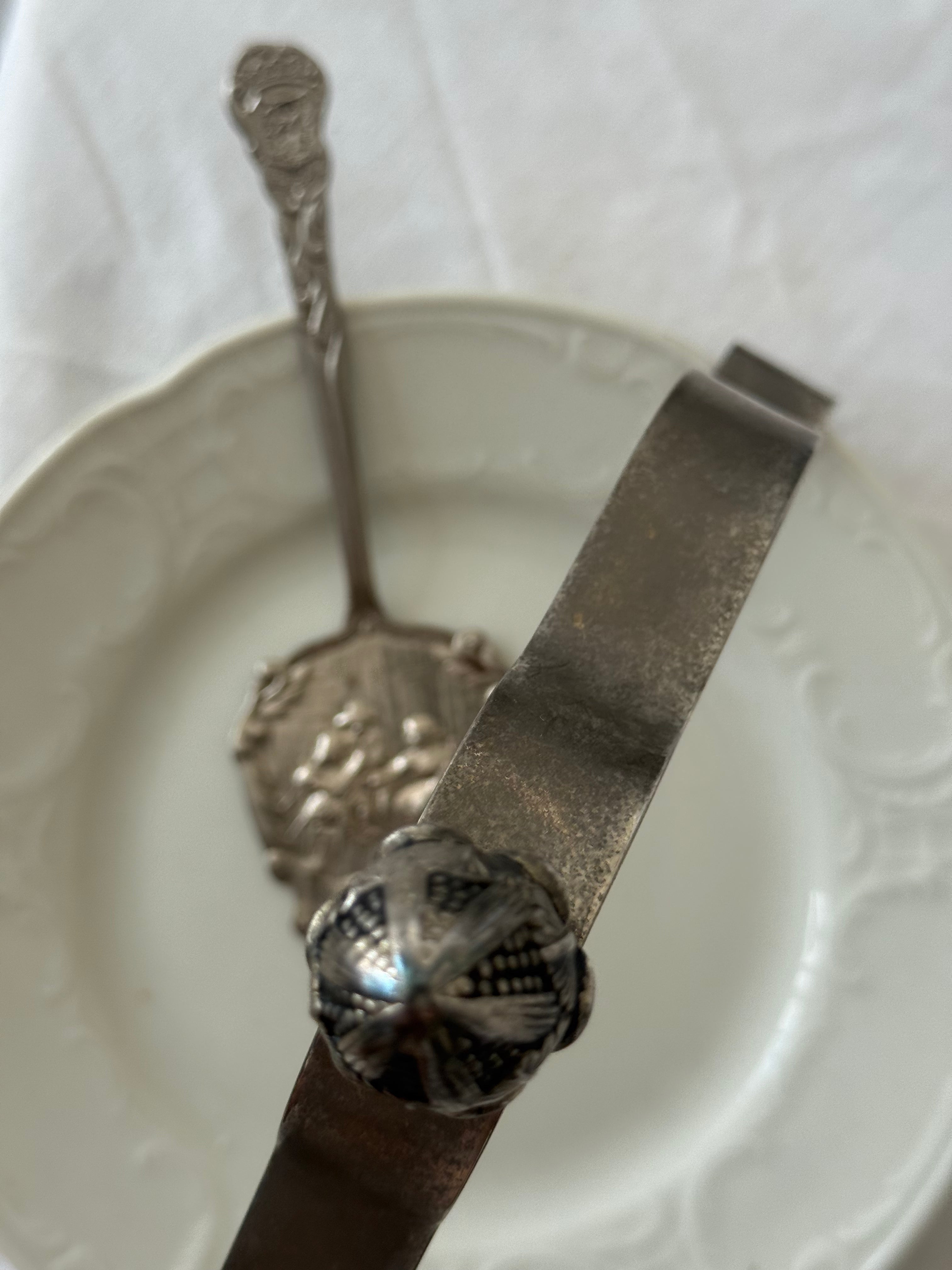 bord met decoratief handvat