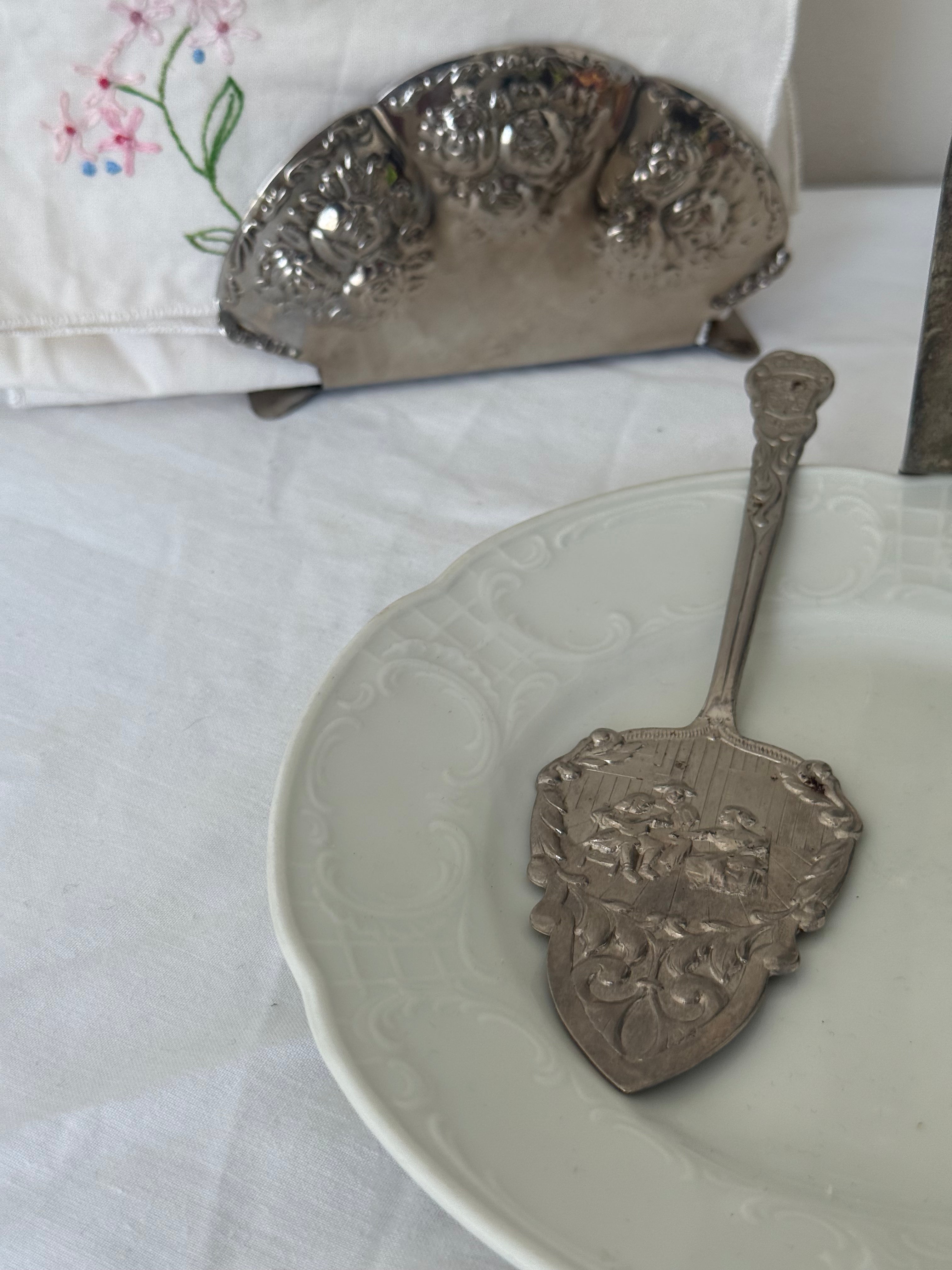 bord met decoratief handvat