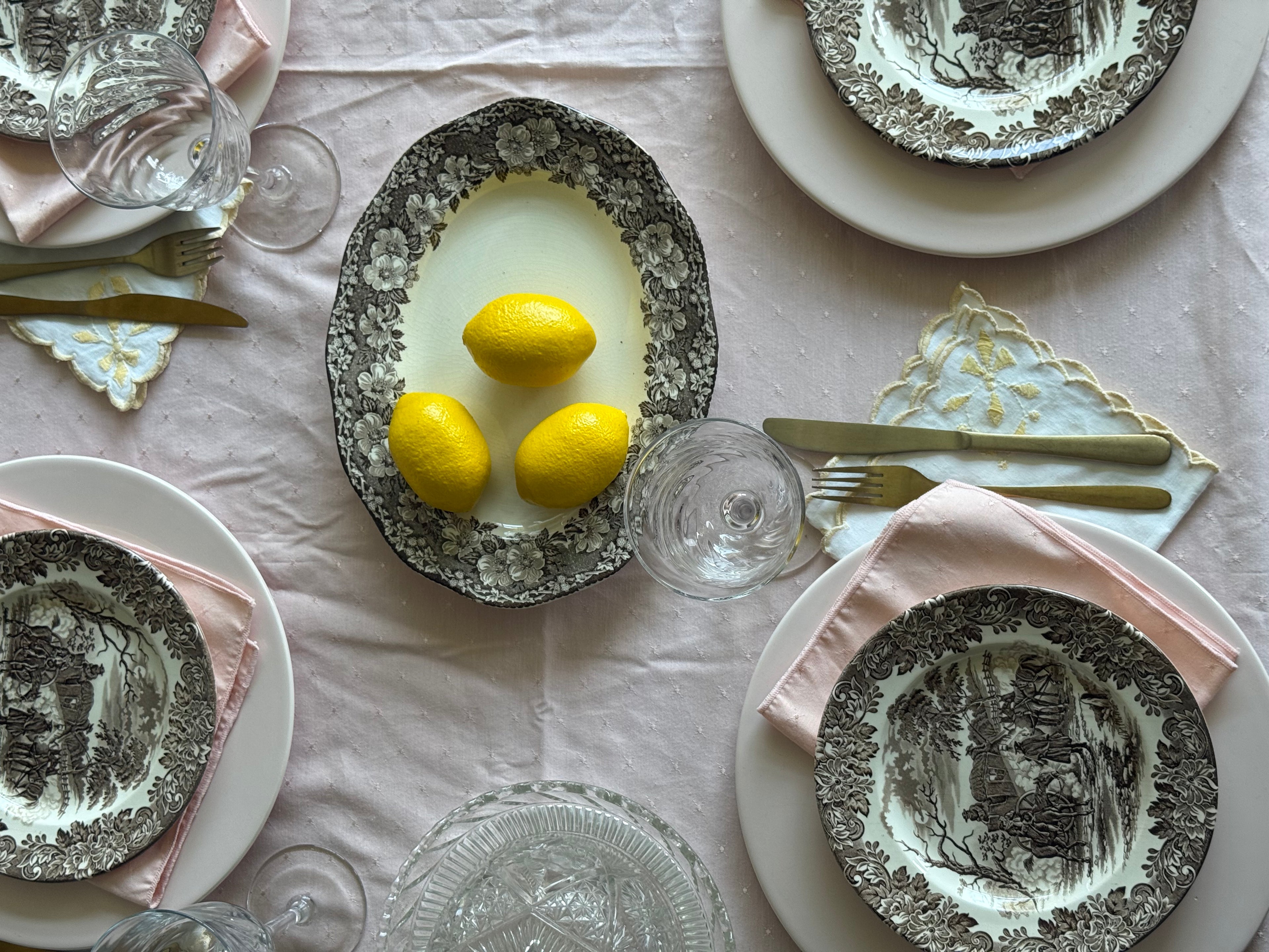bruine serveerschaal Wedgewood.