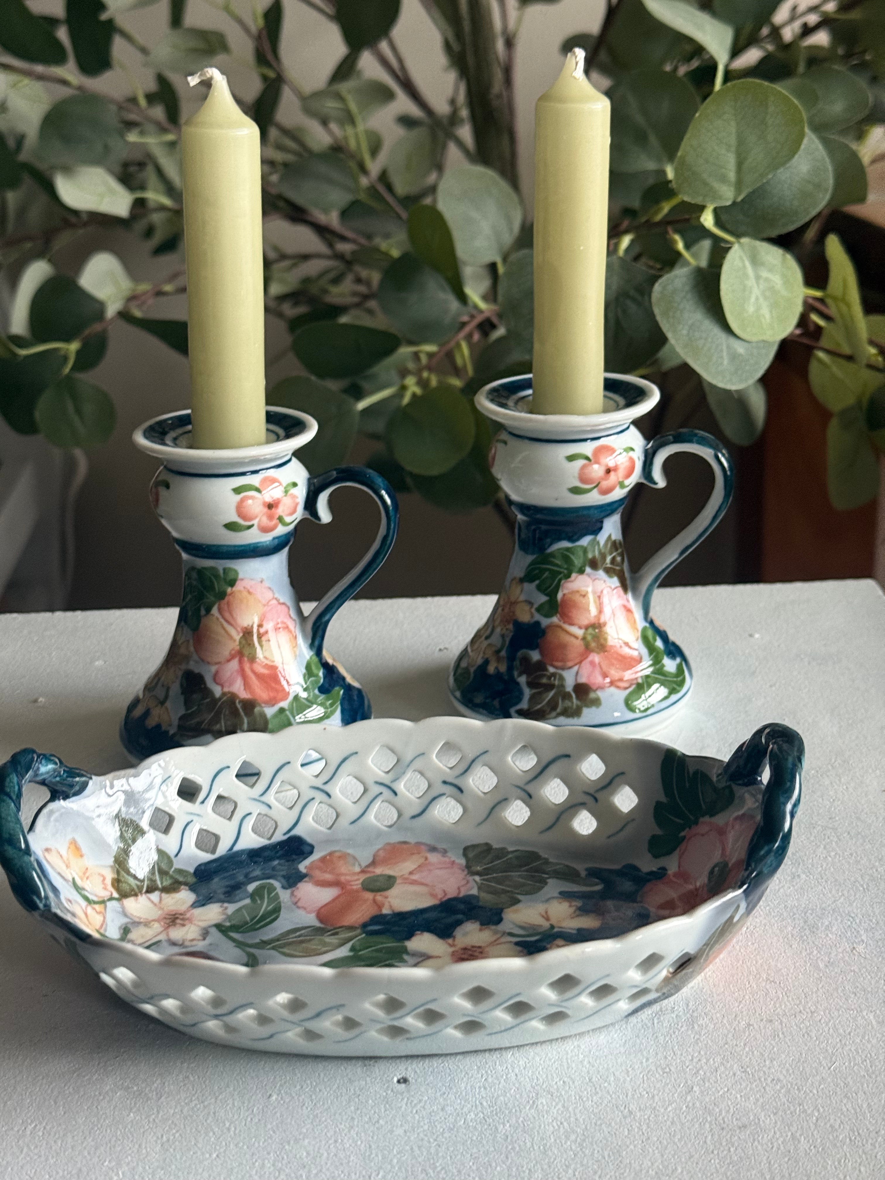 Vintage kandelaren met bijpassend mandje van aardewerk