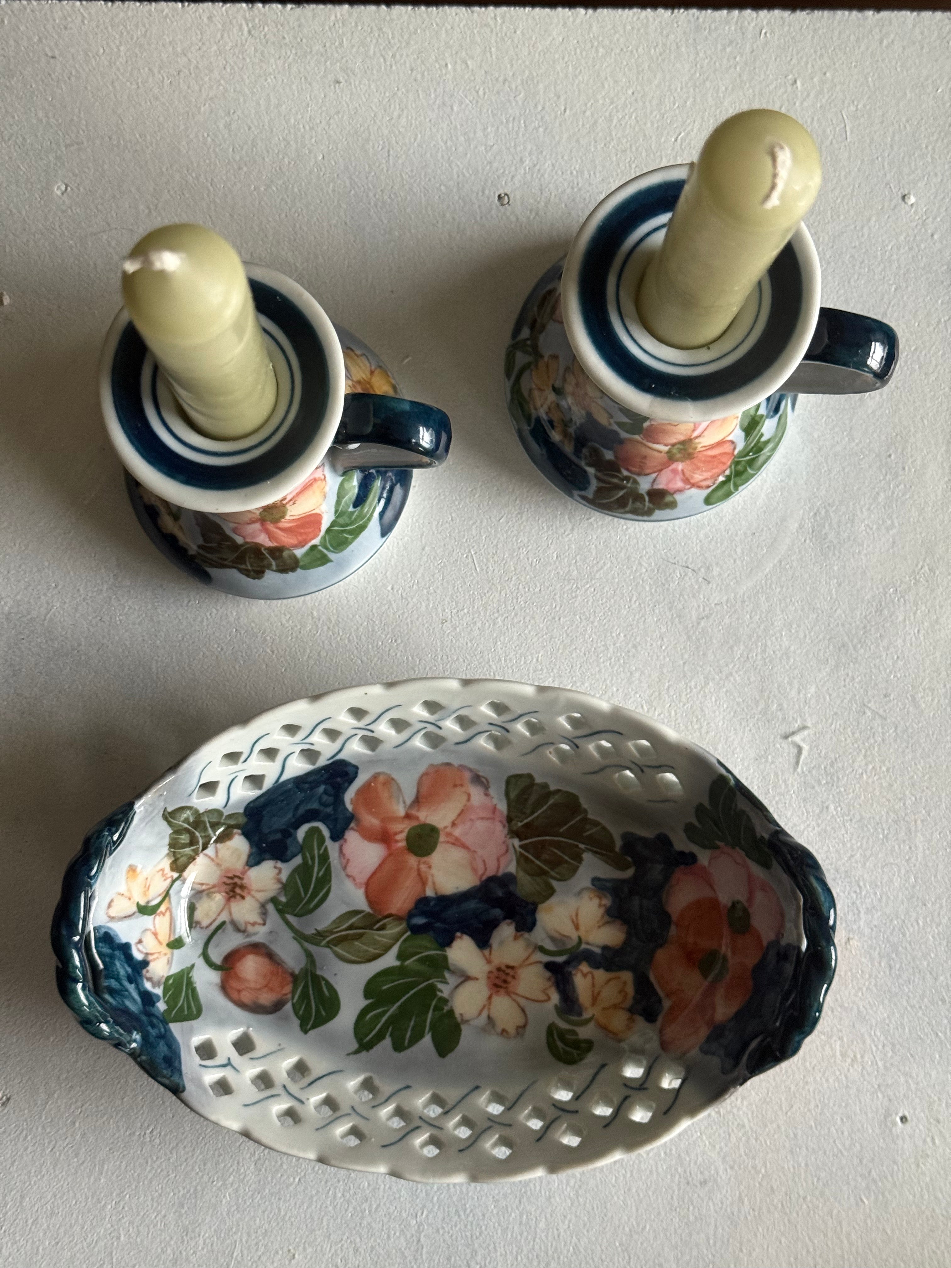 Vintage kandelaren met bijpassend mandje van aardewerk