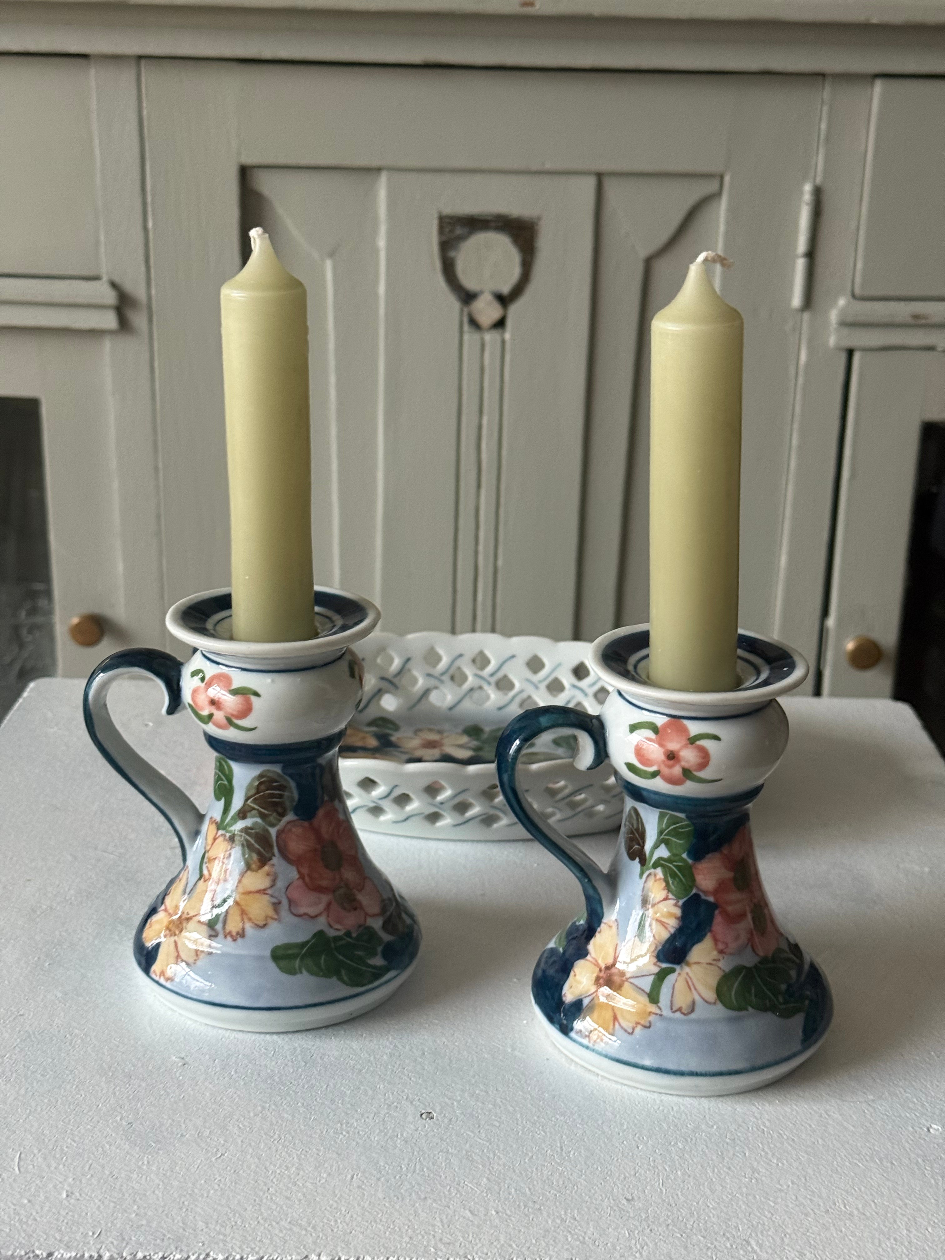 Vintage kandelaren met bijpassend mandje van aardewerk