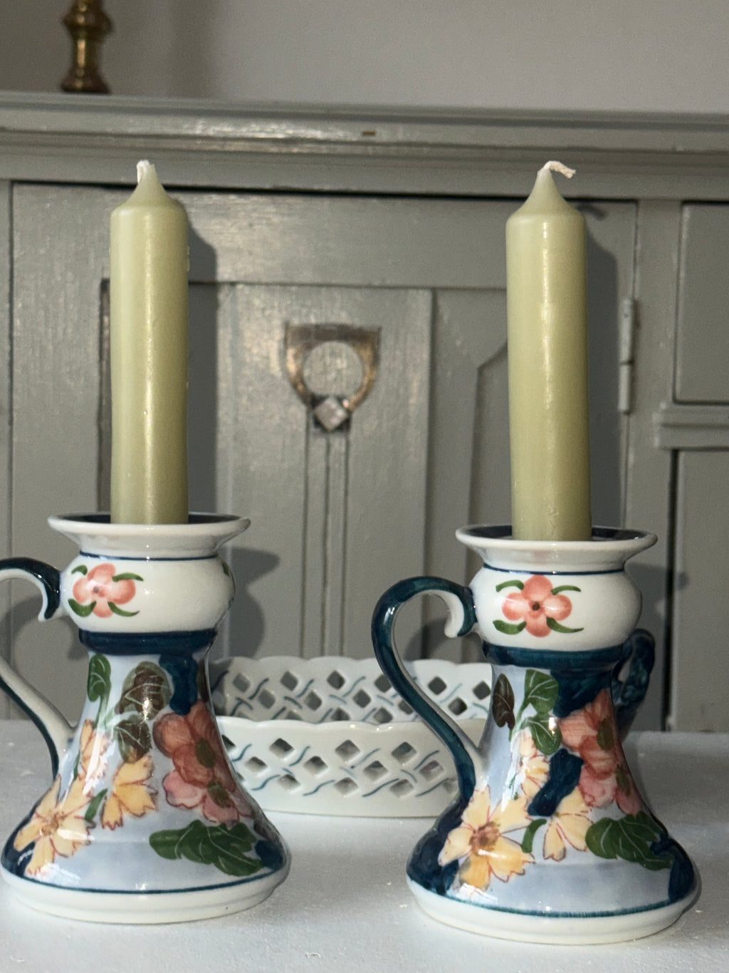 Vintage kandelaren met bijpassend mandje van aardewerk