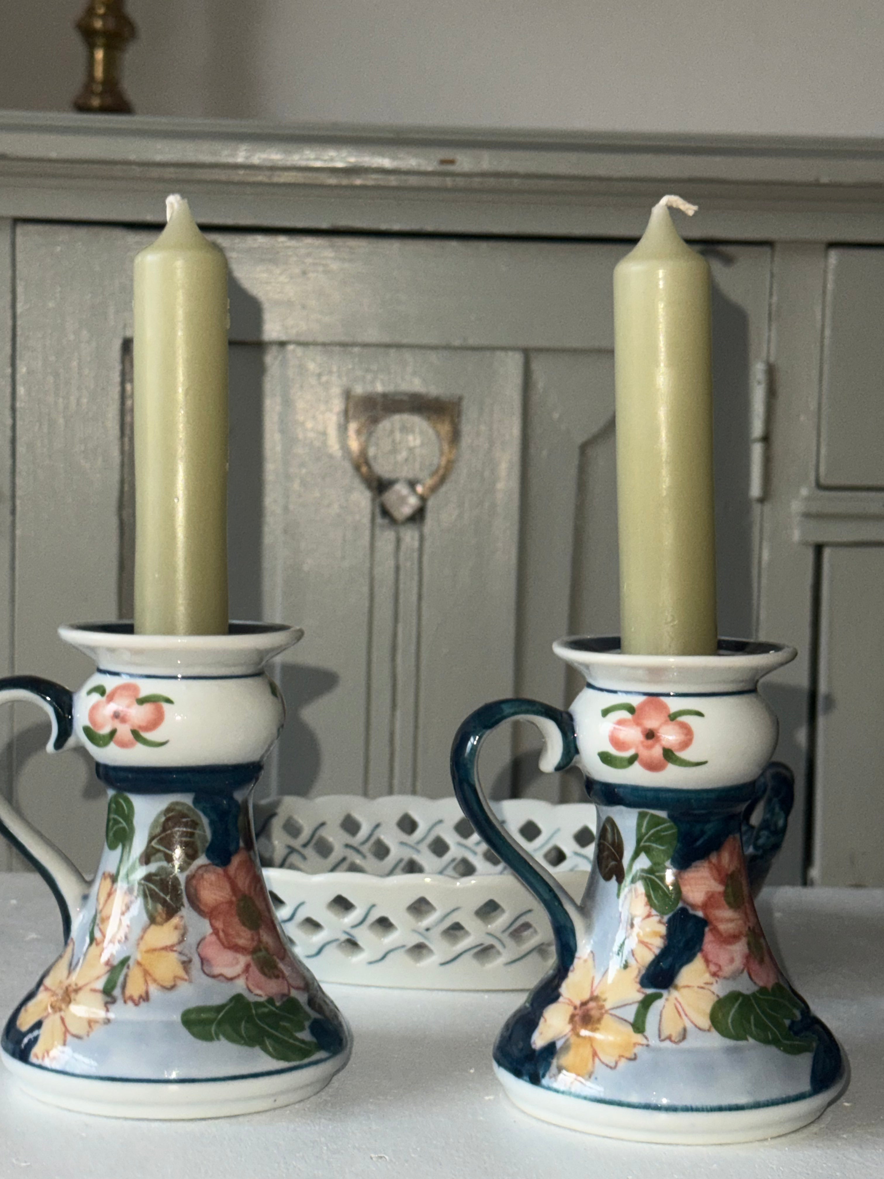 Vintage kandelaren met bijpassend mandje van aardewerk