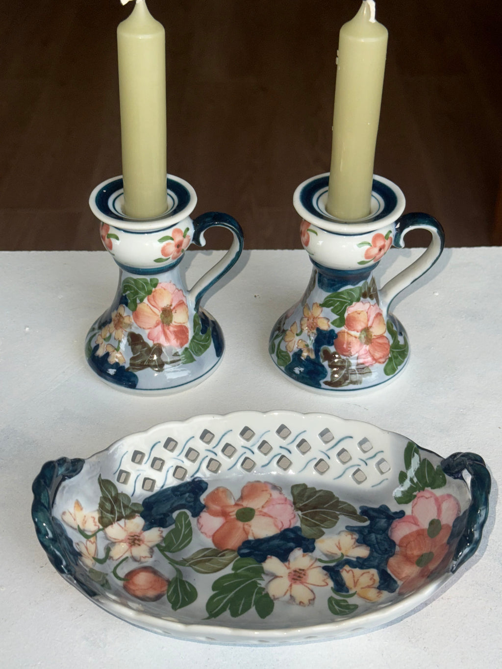 Vintage kandelaren met bijpassend mandje van aardewerk