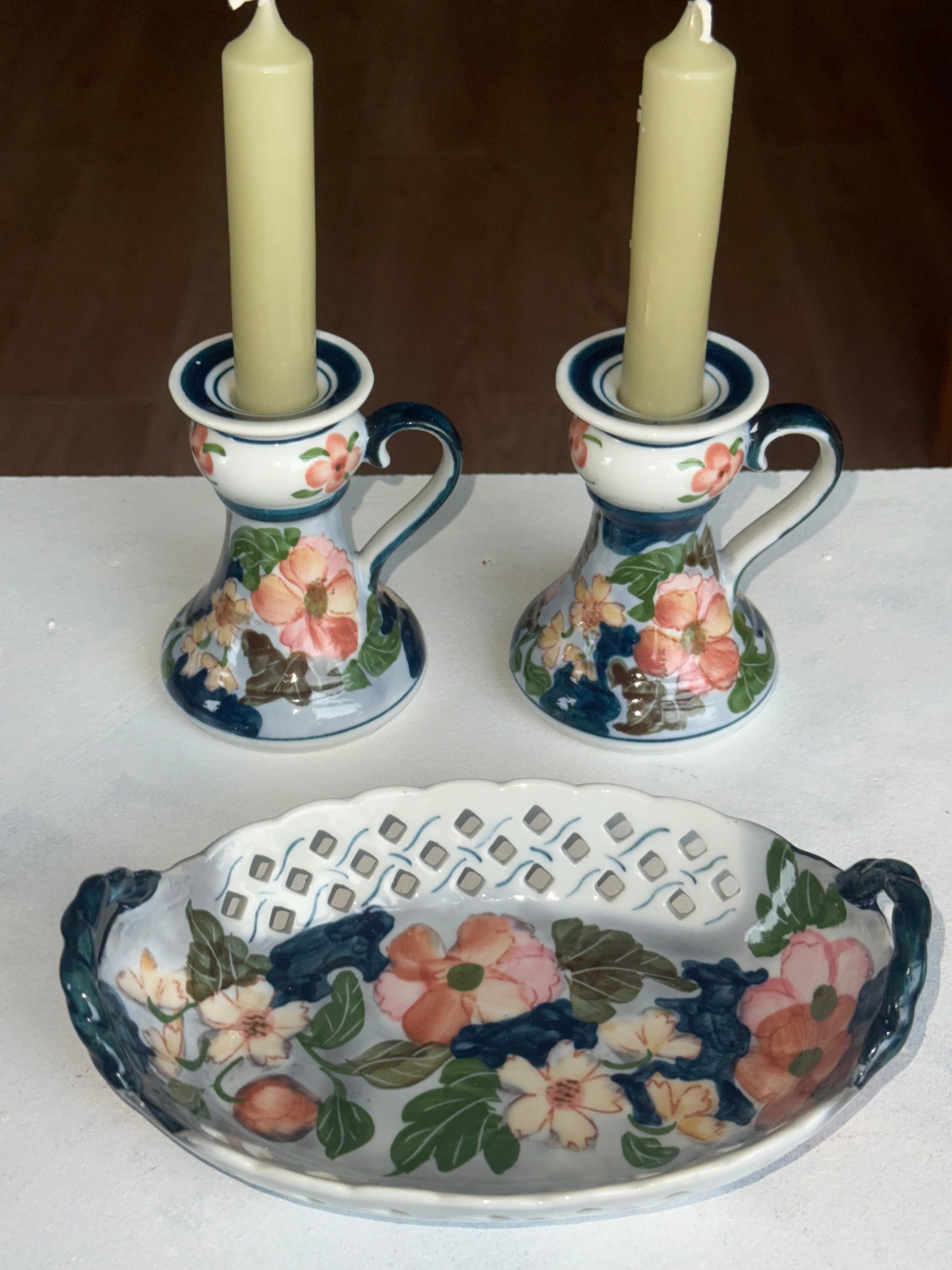 Vintage kandelaren met bijpassend mandje van aardewerk