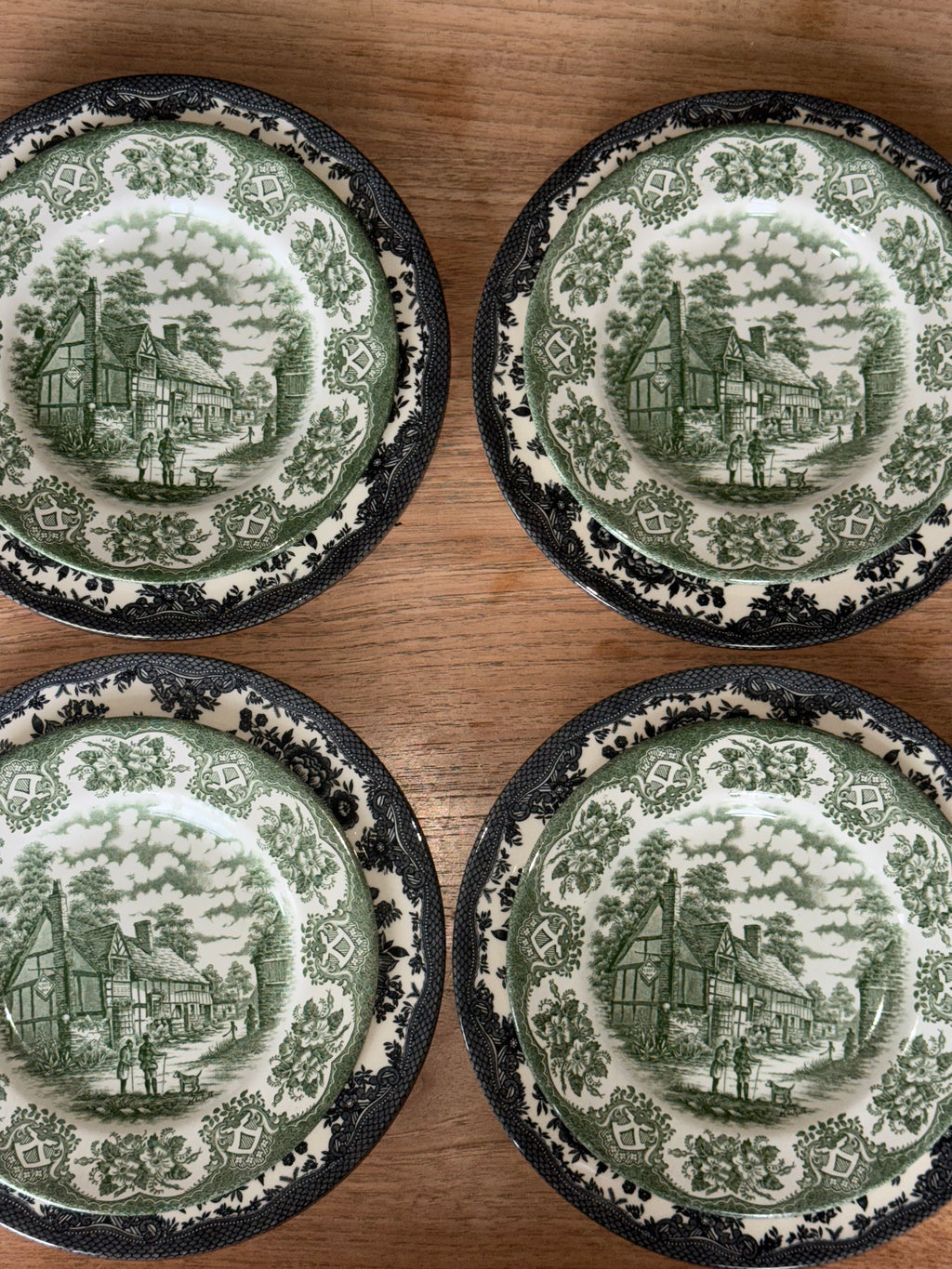 Old inns series borden in groen (4st.) Ironstone England. 16 cm.